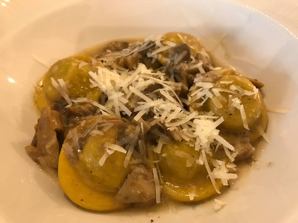 La Fescina, ravioli con genovese e funghi