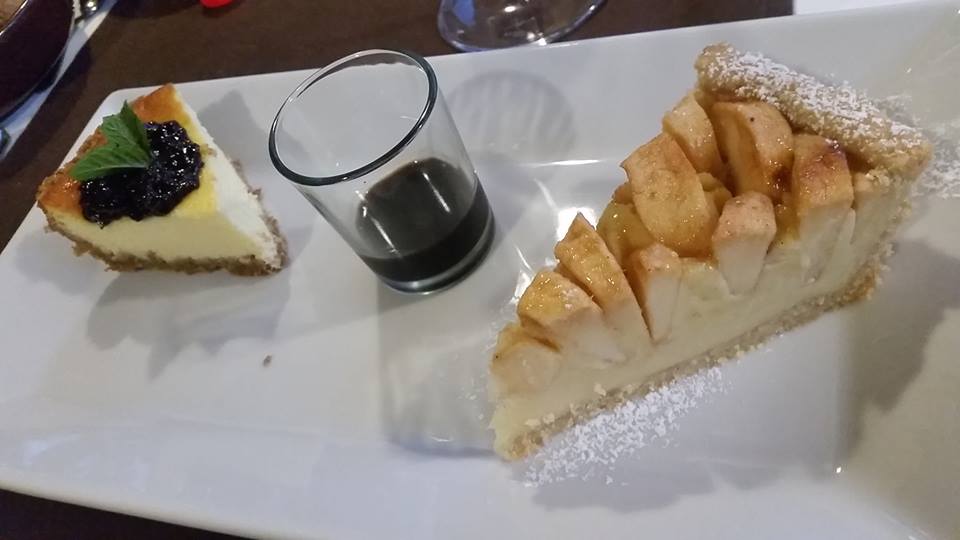 Il Tintore, I dolci, cheese cake e crostata di crema e mele con concerto