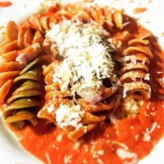 Fusilli peperoni e guanciale