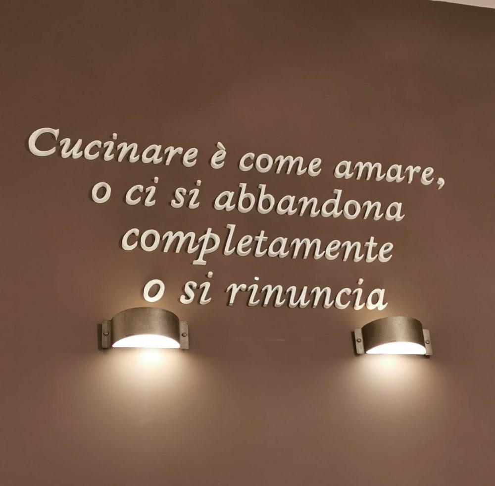 Da Donato - Questa scritta sulle pareti ci riporta alla passione e al connubio cucina e amore