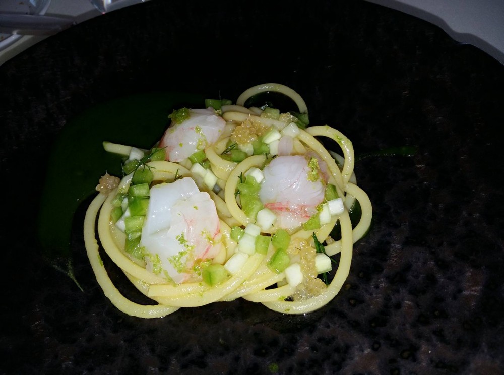 MUDEC, Spaghetti bollito con cetrioli peperoni scampi e yuzu