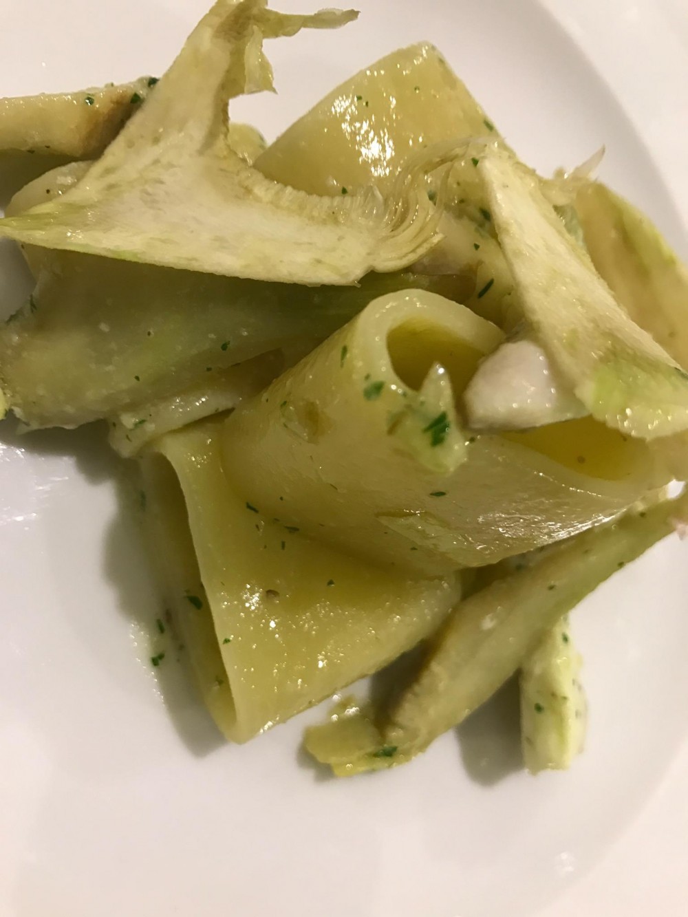 Cucina 82, mezzi paccheri con carciofi e pescatrice in acqua di pomodoro giallo