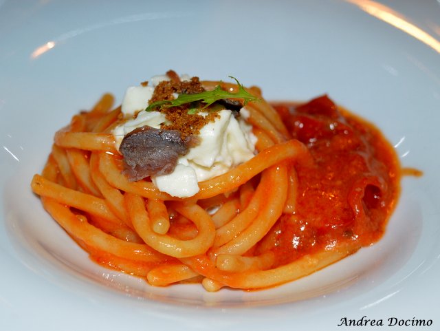 Braceria Bifulco ad Ottaviano. Spaghetti alla chitarra con pomodoro del piennolo, burrata e acciughe del Mar Cantabrico