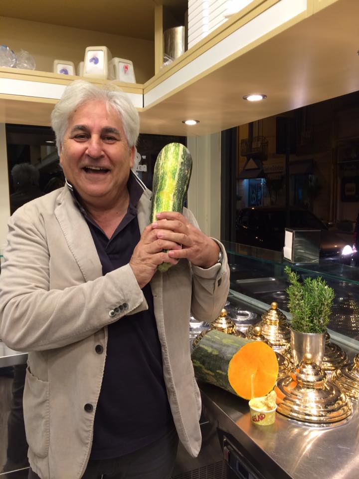 Enzo Crivella con le zucche per il gelato