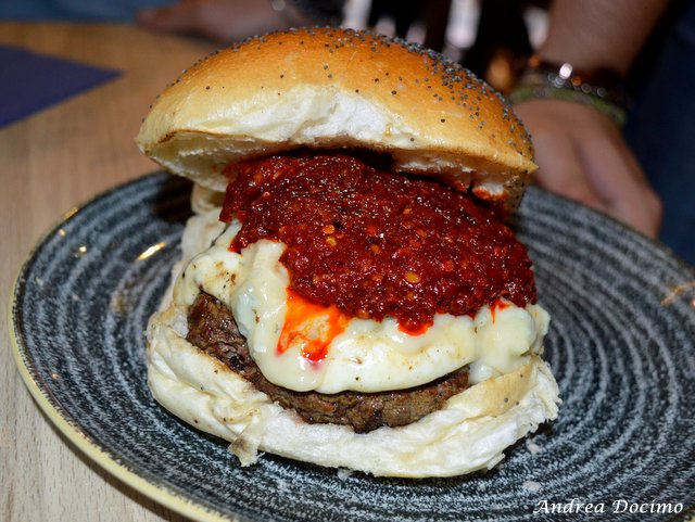 Gigione incontra la pizza. Il panino 'Nduja e Verzin, dedicato alla pizzeria Salvo Francesco&Salvatore