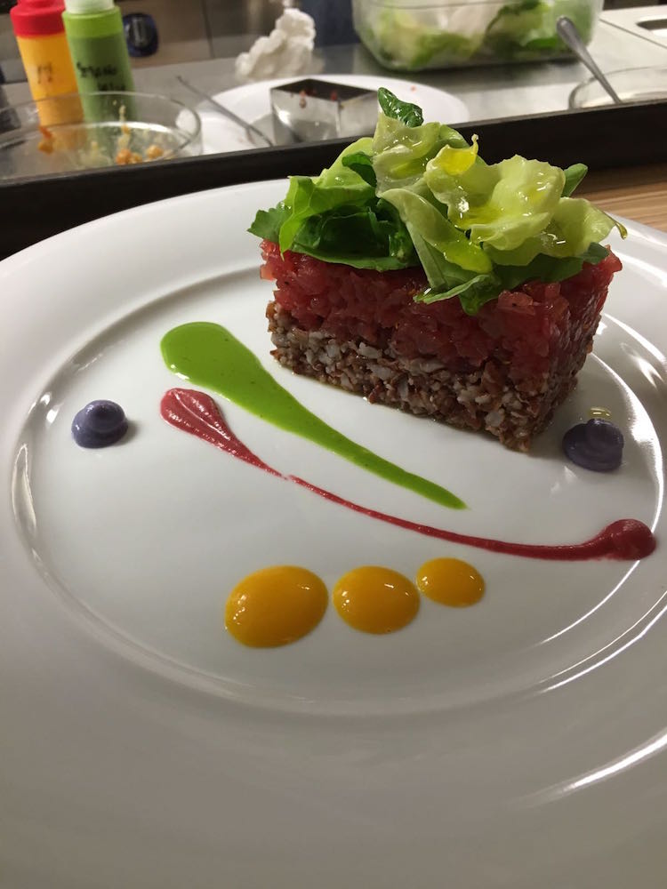 Gourmettino, Tartare di tonno con insalata di farro e misticanza
