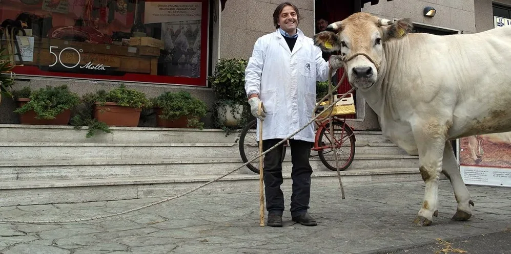 Motta, Sergio, quello simpatico, a sinistra, nella bella foto presa dal sito, è un macellaio tra i più noti che ha scelto di investire nella qualità.