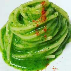 Spaghetti con radici di prezzemolo e colatura di alici