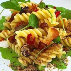 Tortiglioni Di Martino freddi al limone, pesto di crescione, funghetti e polvere di acciughe.