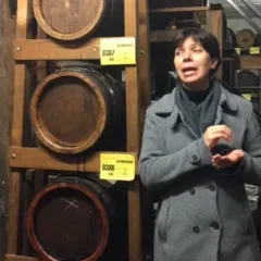 Erika Barbieri accanto ai vaselli di invecchiamento