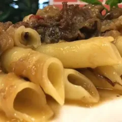 Candele spezzate di Gragnano in salsa di genovese con tre carni e tre cipolle