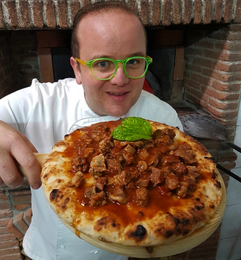 Pizza nel ruoto con il soffritto