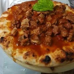 Pizza nel ruoto con il soffritto