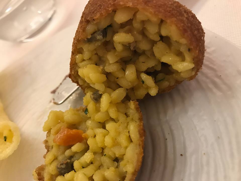 Piazzetta Milu', arancino di pasta e interiora