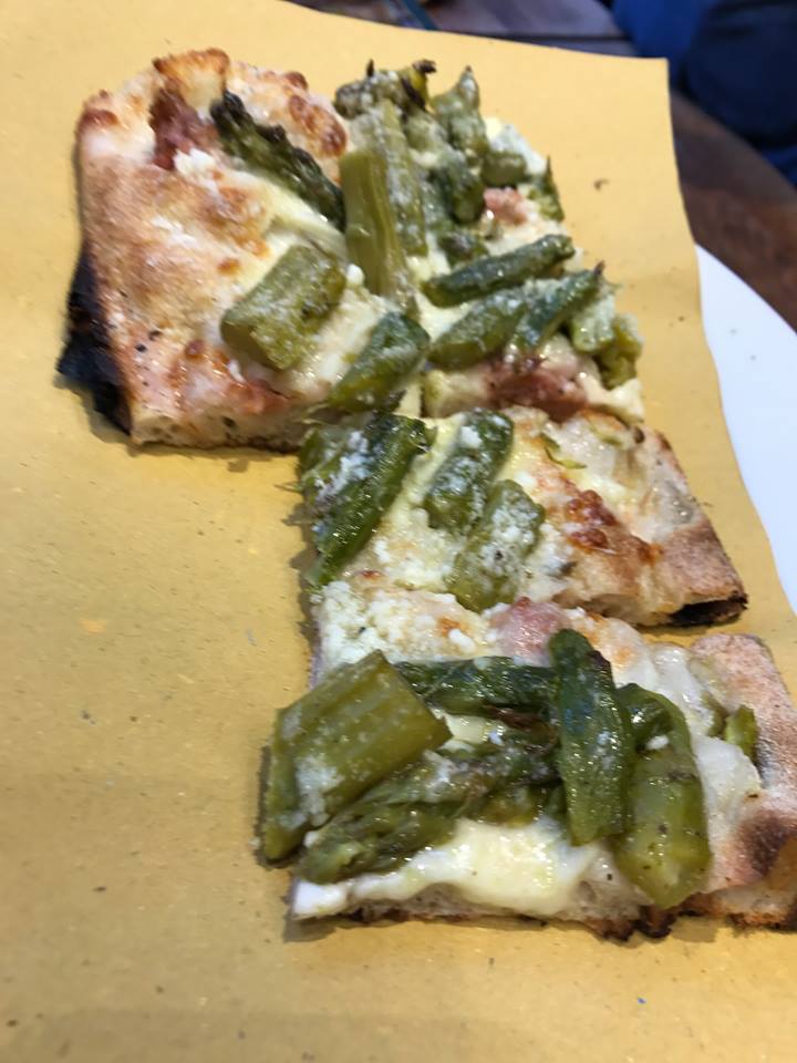 Grecco, pizza con asparagi