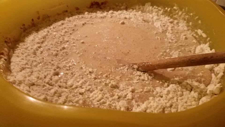 Preparazione dei Susamielli, Unire lentamente la farina all'impasto