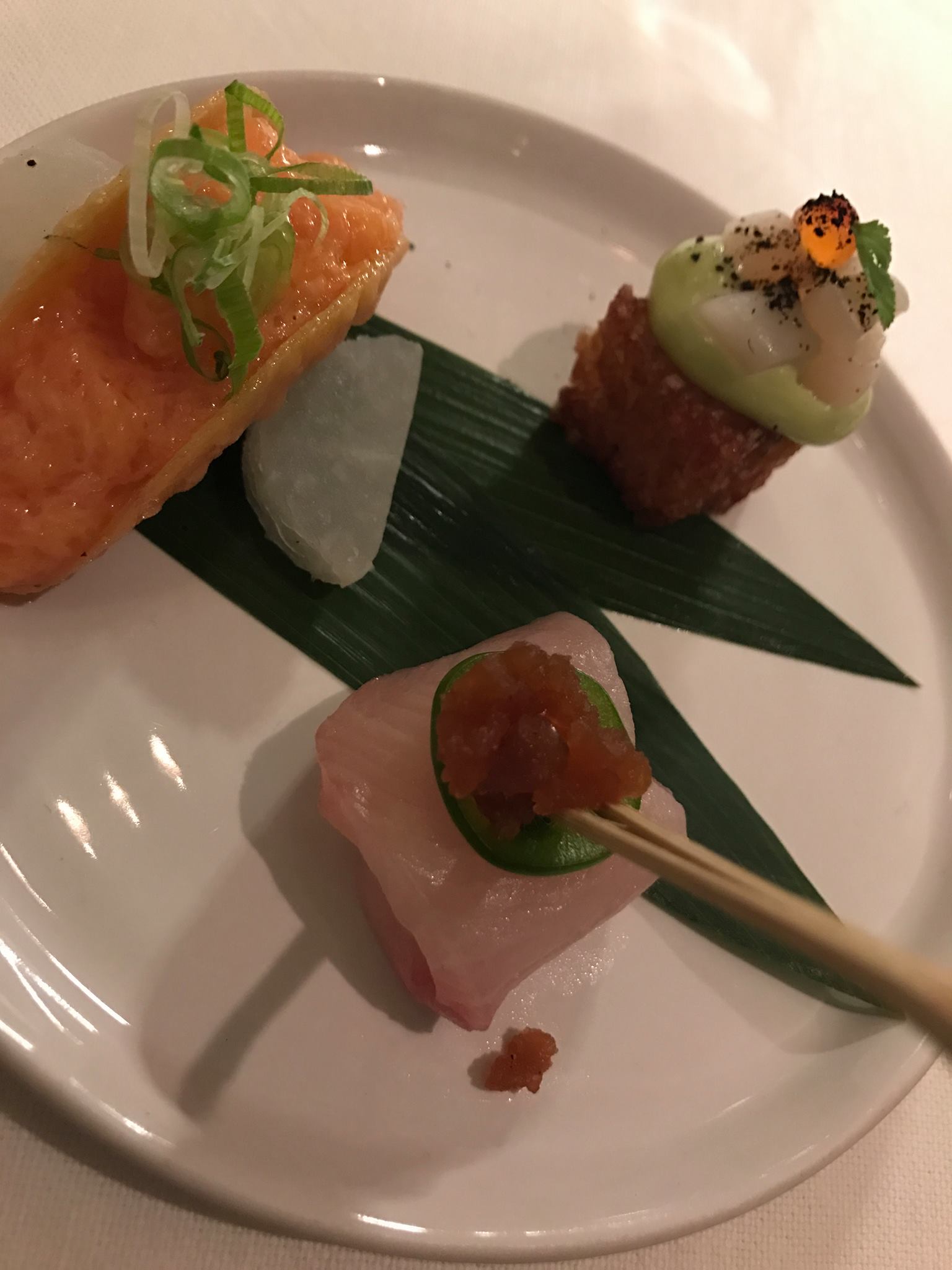 Antonio D’Angelo, riso croccante con capesante shimofuri maionese di wasabi, carbone di kombu e ikura, tacos salmone con spicy cream e neghi, ceviche di ricciola e sfere di mango, ricciola jalopeno