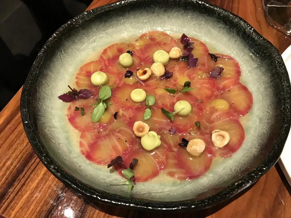 Asiatique, Carpaccio di salmone all'Acqua d'Oriente con guacamole, purea di mango e nocciole