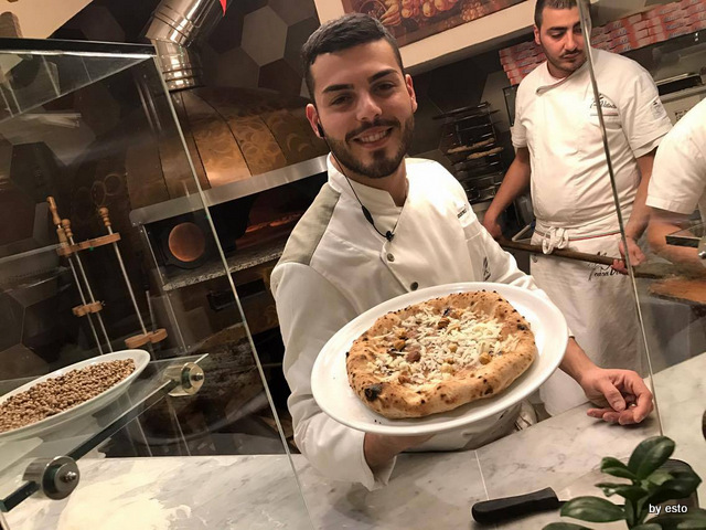 Casa Vitiello Francesco Vitiello pizza con lardo nocciole e anice stellato