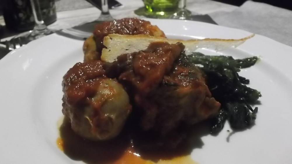 Gusto over the sea, ragu' secondo atto con tris di braciola, salsiccia e trancio di corazza