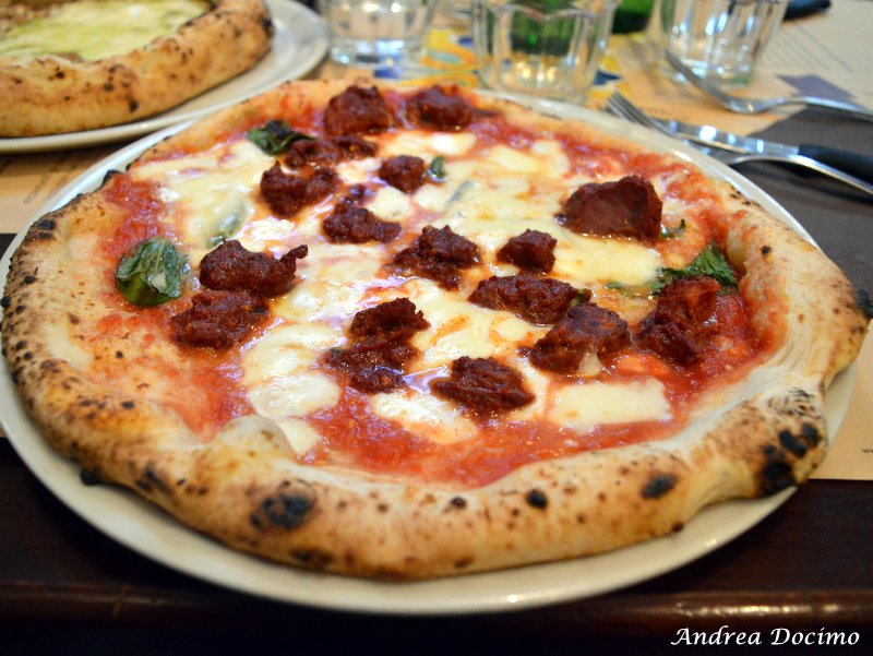 La pizza rossa con Soffritto di Gaetano Genovesi presso la pizzeria omonima in via Manzoni a Napoli