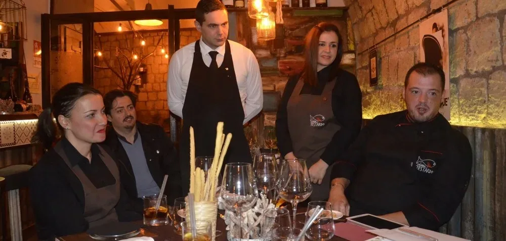 Luca Esposito e lo staff de La Locanda del Testardo