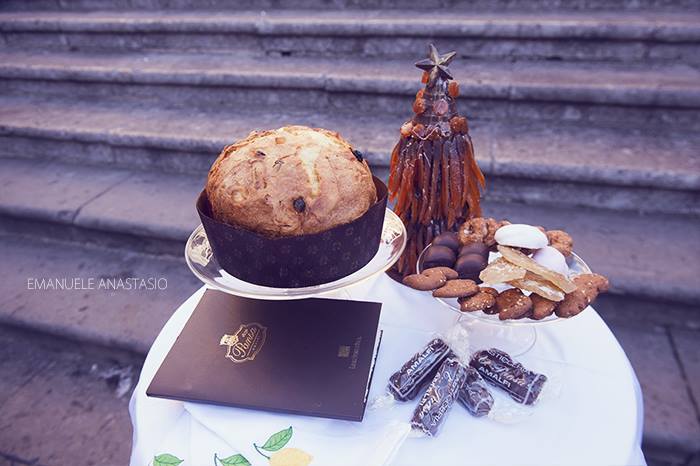 Pansa - Capuano, Il panettone ed i dolci tipici del Natale abbinati ad una tovaglia che riporta i limoni di Amalfi