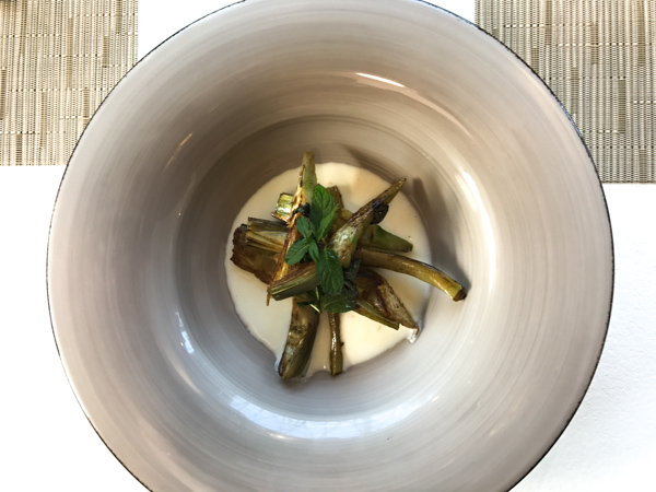 Ristorante Radici--dal menù vegetariano, carciofo arrosto alla menta con fonduta di provola