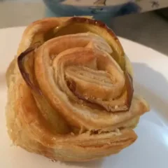 Rosa di pasta sfoglia alle mele