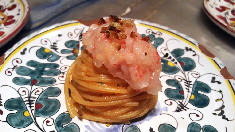 Spaghetti aglio, olio e peperoncino con tartare di gamberi
