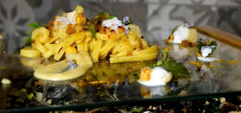 E… FU-Mare! Fresine di Gragnano con olio extra vergine di oliva “Regio”di Ravece, hummus di ceci di Cicereale affumicata al rosmarino, sfoglie di baccalà e la sua trippetta fritta, crumble di pane alle alici di Cetara, peperone crusco e aria di mozzarella