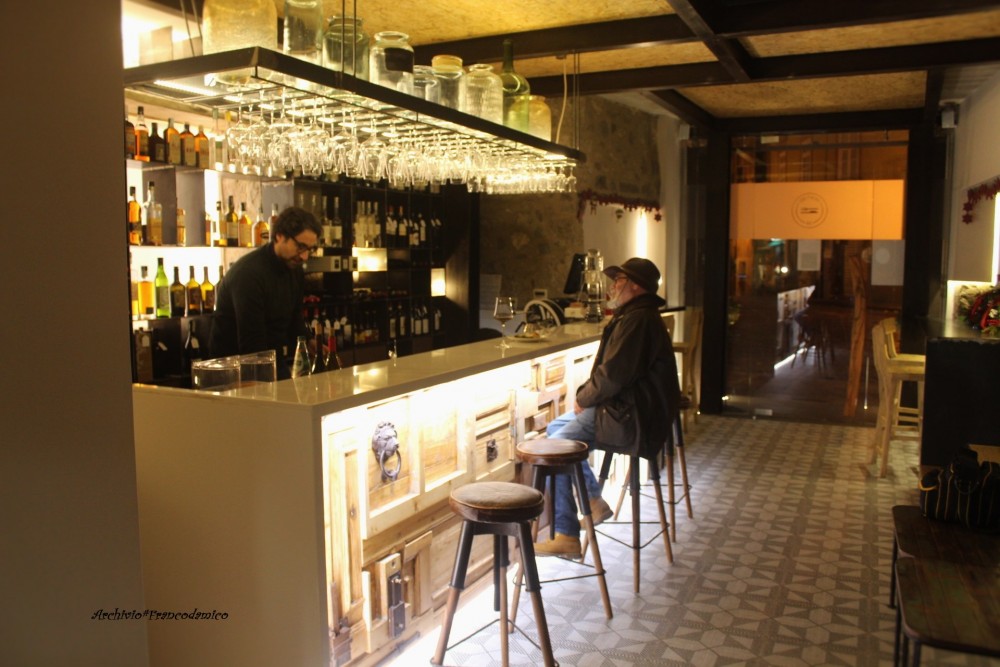 L'interno di Bistrot 26 con banco wine bar