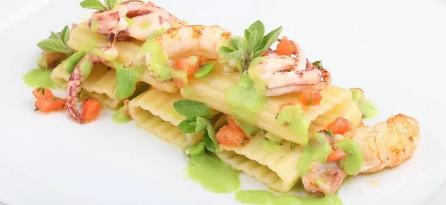 Paccheri rigati con crema di fave, scampi e calamarelle