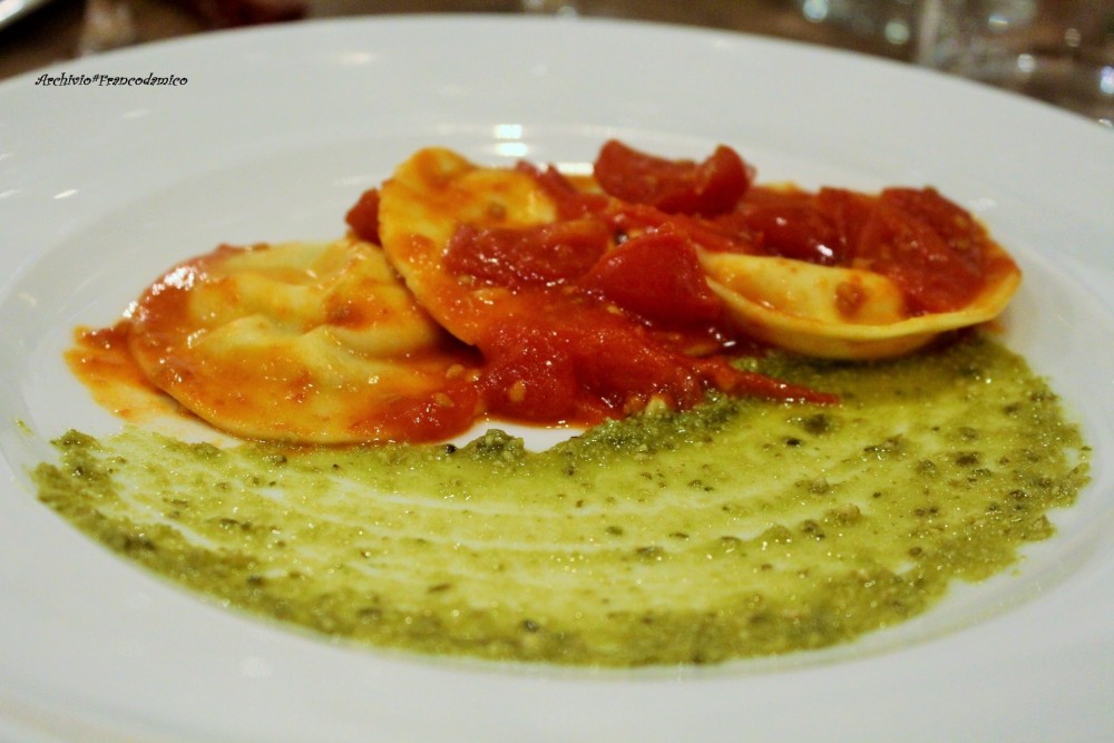 Bistrot 26, ravioli ripieni con spuma di mozzarella, pesto di basilico e pomodorini del piennolo