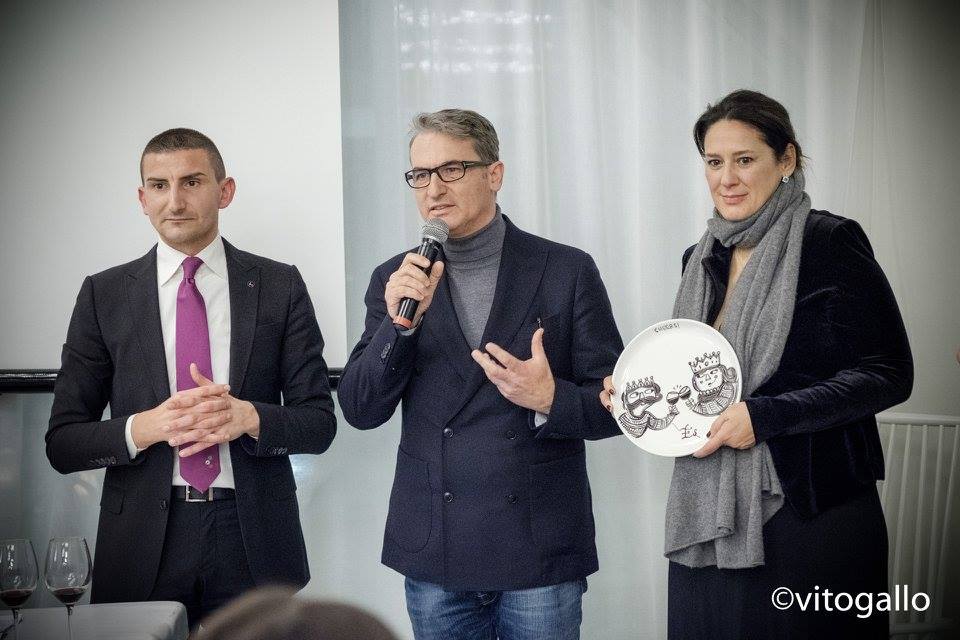 Giuseppe Cupertino conferisce un premio a Gianfranco Fino