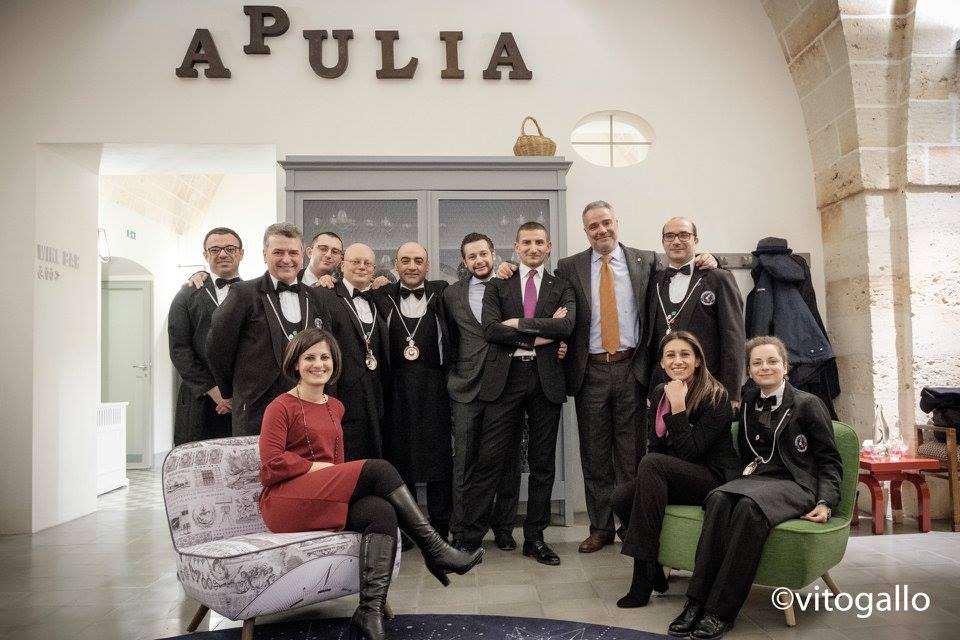 Giuseppe Cupertino, Paolo Lauciani, i sommelier di Fis Puglia con Gianni Baccaro, maitre di Casamatta, il ristorante di Vinilia