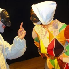 Arlecchino e Pulcinella, la maschera napoletana sembra dire, hai voluto sfidarmi, te ne pentirai, sono io il numero uno