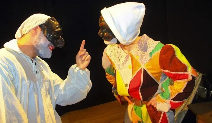 Arlecchino e Pulcinella, la maschera napoletana sembra dire, hai voluto sfidarmi, te ne pentirai, sono io il numero uno