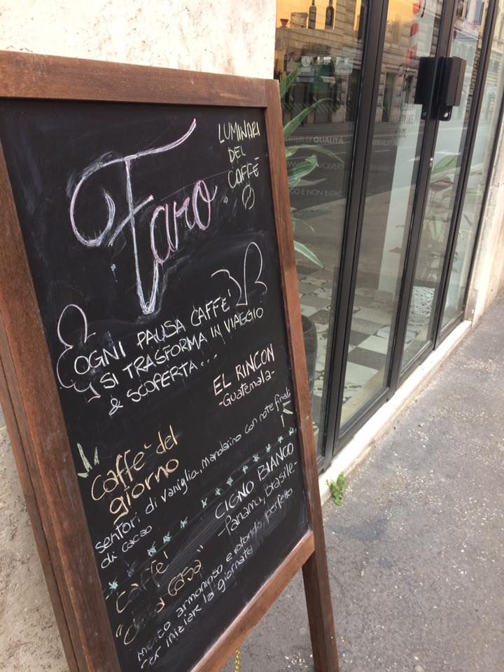 Faro, la lavagna con i caffe del giorno