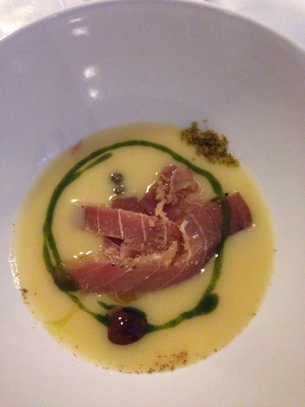 L’Oste e il Sacrestano, Bresaola di tonno, crema di patata, pomodoro vaniglia, limone, capperi di Salina e olive taggiasche