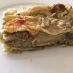 Lasagne bianche con salsiccia, carciofi, besciamella e raspadura