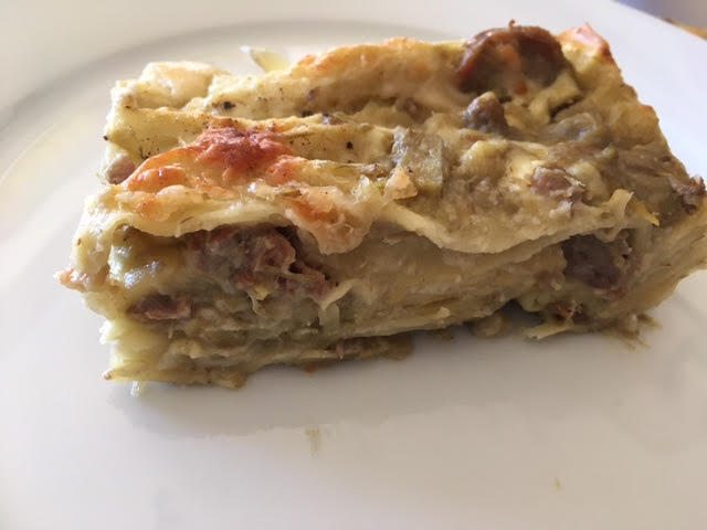 Lasagne bianche con salsiccia, carciofi, besciamella e raspadura