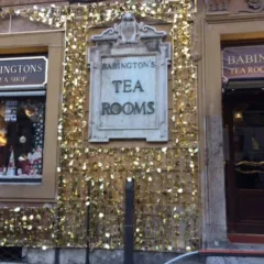 L'insegna originale della sala da te' in travertino e ottone