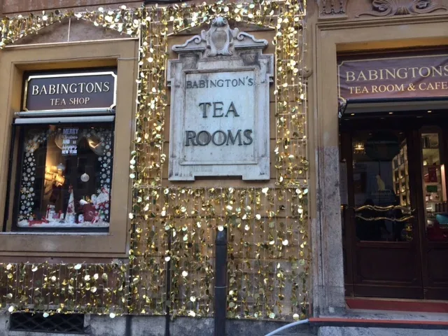 L'insegna originale della sala da te' in travertino e ottone