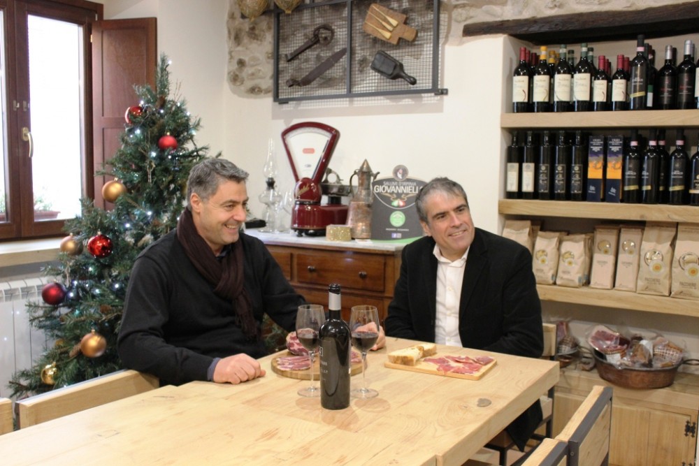 Marco Lombardi a tavola nella Prosciutteria Salumi d'Irpinia con Luigi Giovanniello