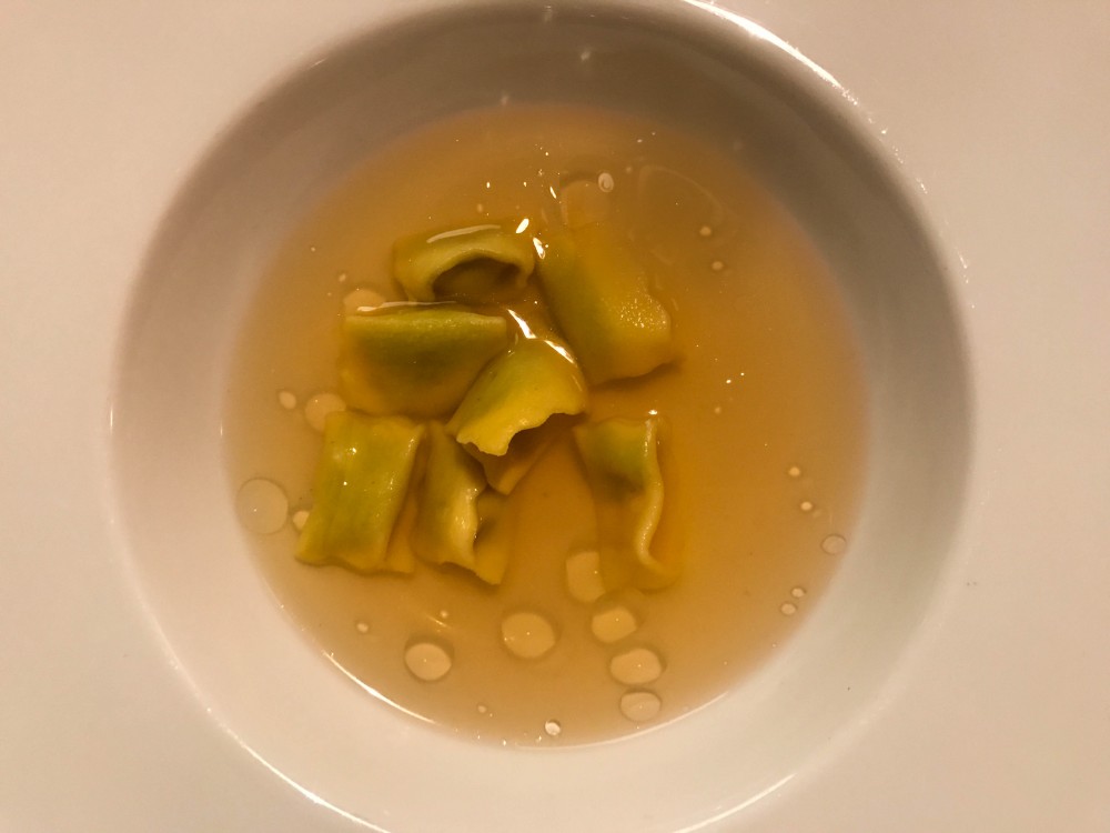 Ristorante 28 posti, ravioli del Plin al pistacchio in brodo di Marsala stravecchio, capperi ed olio al cardamomo