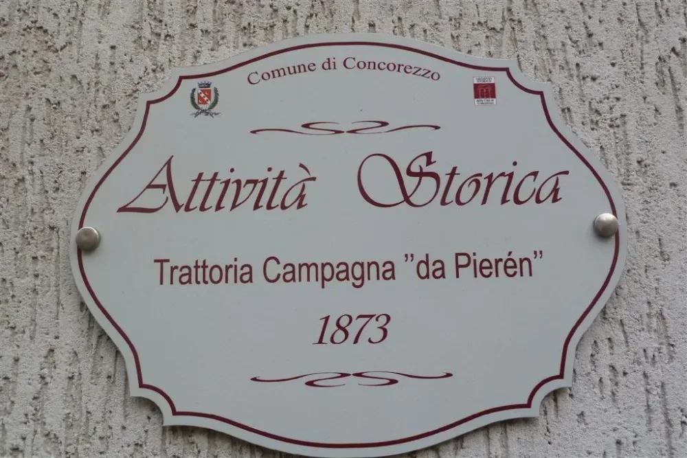 Pieren, riconoscimento e insegna, che sembra perseverare ed invita a farlo