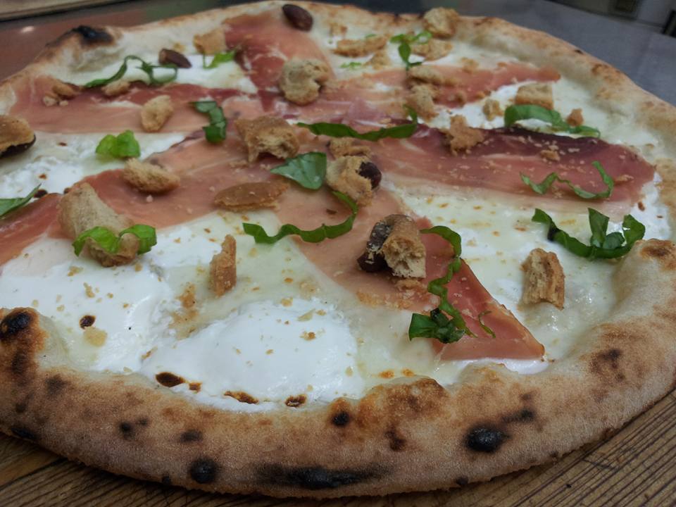 Pizzeria Sant'Antonio, tarall speck e ricotta di fuscella