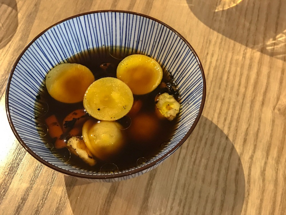 Marzapane, Bottoni in brodo, ripieni di coda di manzo, verdure bruciate, daikon fermentato