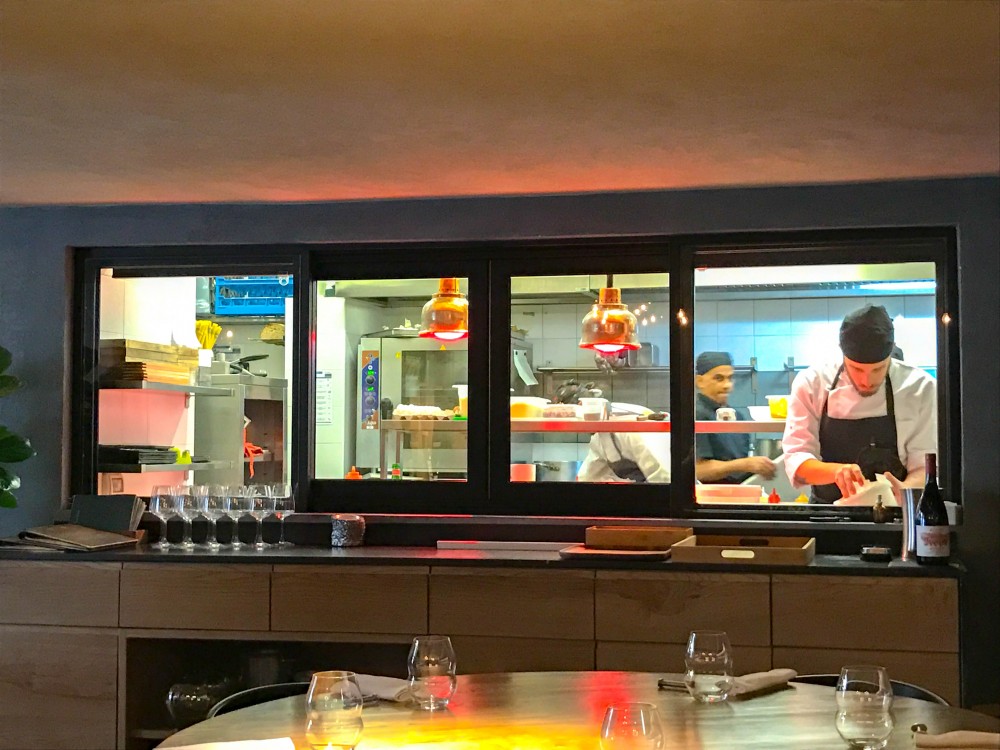 Marzapane, cucina a vista ed interni